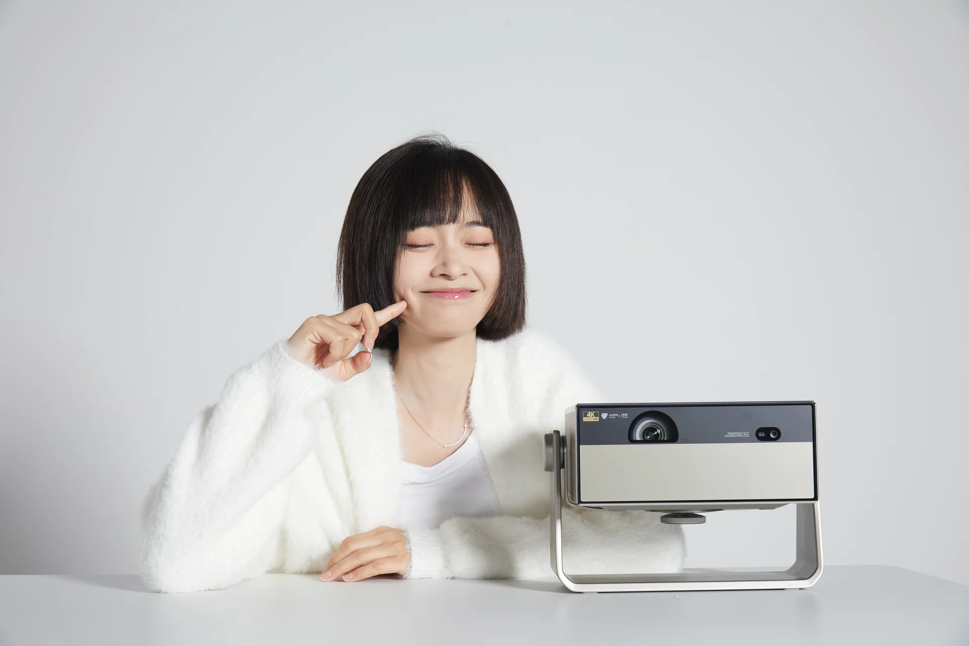 大眼橙投影仪产品与模特场景摄影