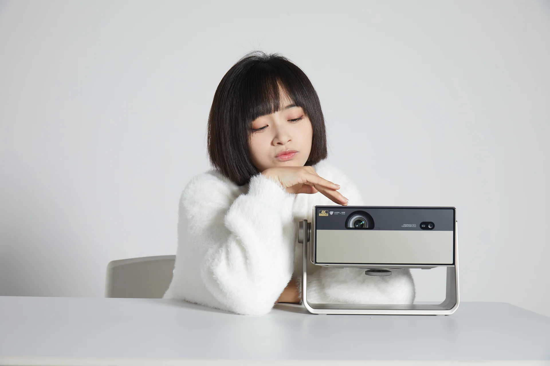 大眼橙投影仪产品与模特场景摄影