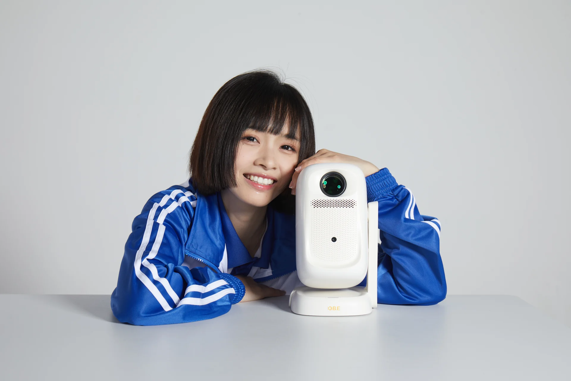 大眼橙投影仪产品与模特场景摄影