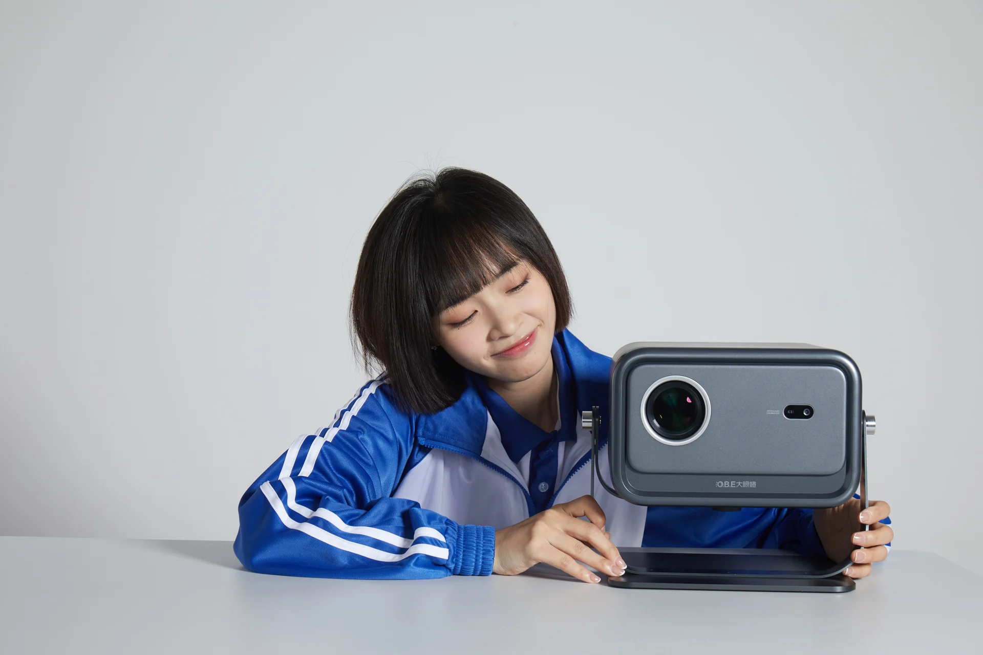 大眼橙投影仪产品与模特场景摄影