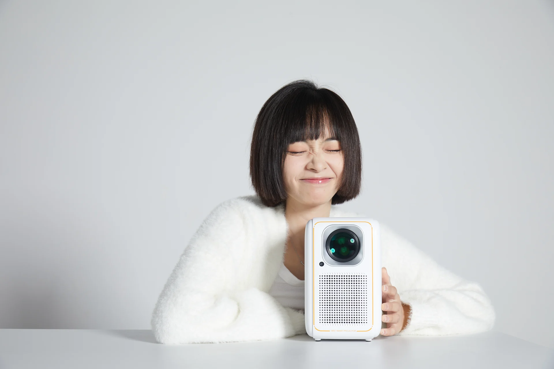 大眼橙投影仪产品与模特场景摄影