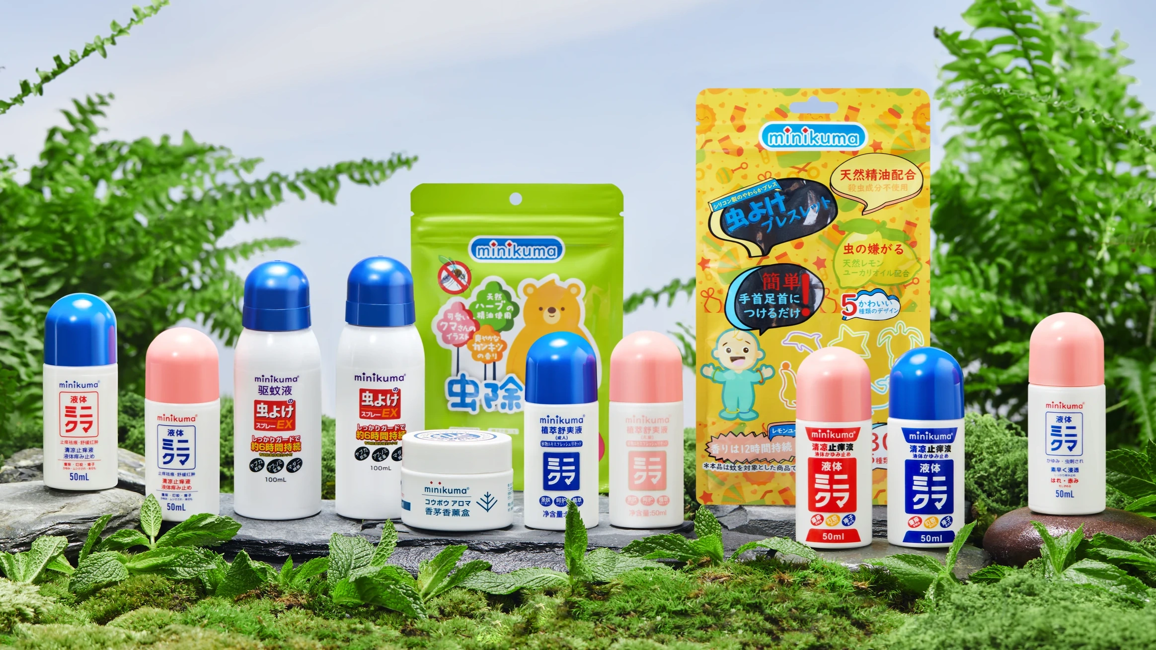 以植物布景和浅色台面展示瓶装、罐装用品与系列包装。