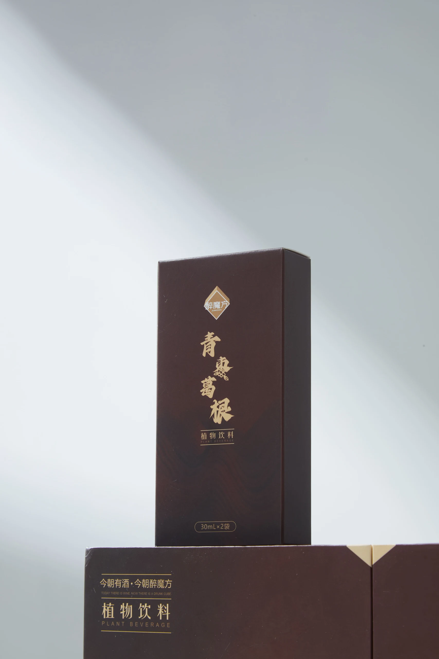 葛根饮品礼盒暗调静物摄影